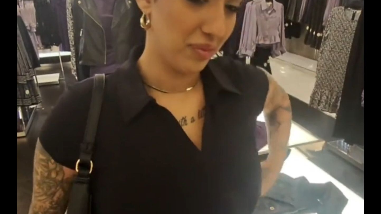 街头系列-齐刘海彩色丸子头的高挑过膝袜人妻